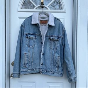 Vintage Levi’s Sherpa lined denim trucker jacket | Men’s L | EUC